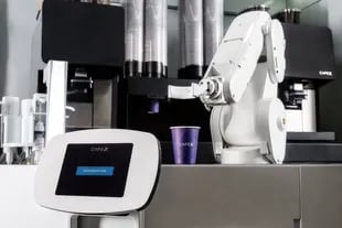 En muchos casos la experiencia comienza con una pantalla donde realizar el pedido y pagar, luego un brazo robótico arma el café y lo entrega en mano