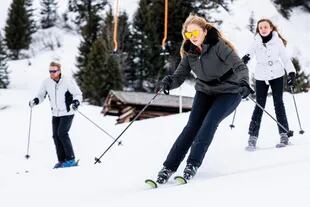 Para la familia real holandesa las vacaciones en la nieve son una tradición, por lo que todos se destacan en las pistas. En el caso de Amalia, su debut fue en febrero de 2005, en la estación de Lech Zürs, en Austria. Además de esquí, practica tenis, hockey y yachting. 
