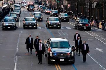 El automóvil del presidente estadounidense Joe Biden se dirige por la calle 15 hacia la Casa Blanca con una escolta presidencial a la Casa Blanca, el 20 de enero de 2021 en Washington