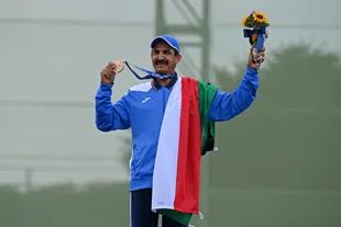 El tirador kuwaití Abdullah Alrashidi, de 57 años, posa con la medalla de bronce en skeet; había ganado la misma presea en Río 2016, pero como atleta independiente, ya que su país estaba suspendido 
