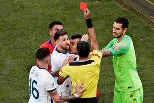 Messi recibe una tarjeta roja en el partido frente a Chile, en la Copa América de Brasil 2019.