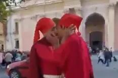 Dos jóvenes se besaron en Salta para protestar contra la homofobia disfrazados como gauchos de Güemes