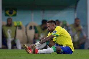 Después de algunos golpes y un tropezón, Neymar se dejó caer y pidió el cambio.  