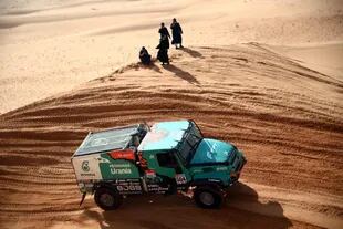 El piloto holandés Janus Van Kasteren y los copilotos Marcel Snijders y Darek Rodewald compiten durante la etapa 3 del Rally Dakar 2022 entre las áreas saudíes de al-Artawiya y al-Qaysumah, el 4 de enero
