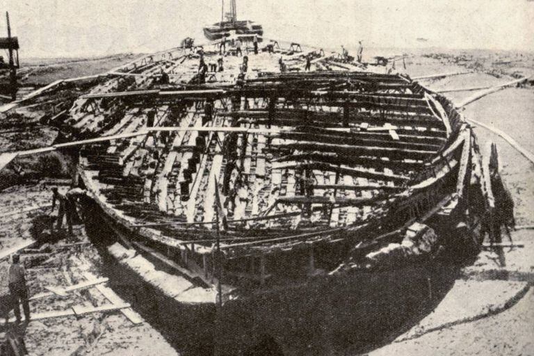 Los barcos de Calígula fueron hallados en el fondo del lago de Nemi cuando Beinto Mussolini ordenó dragar sus aguas, en la década del '20 del siglo pasado