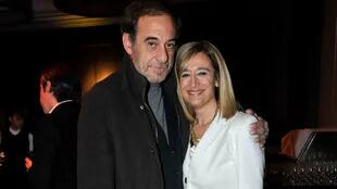 Alejandro Awada junto a la periodista Marcela Coronel. El actor se siente favorito y lo disfruta