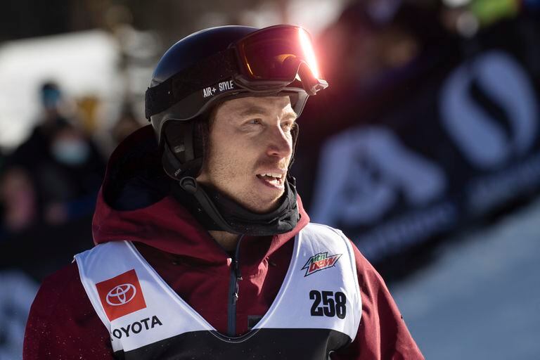 Shaun White durante la prueba de halfpipe en el Dew Tour de Cooper Mountain (Colorado), el 19 de diciembre del 2021. El tricampeón olímpico estadounidense está prácticamente clasificado a sus quintos juegos olímpicos, pero por primera vez no arrancará como el favorito en las competencias de snowboard.(AP Photo/Hugh Carey, File)