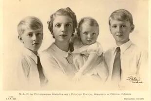 Su alteza real Mafalda María Elisabetta Anna Romana di Savoia con su tres hijos