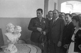 Juan Domingo Perón visita una muestra en la Escuela de Artes y Oficios (actual Colegio Industrial) en la jornada que anuncia el Estatuto del Peón, Alberto Haylli, c. 1944