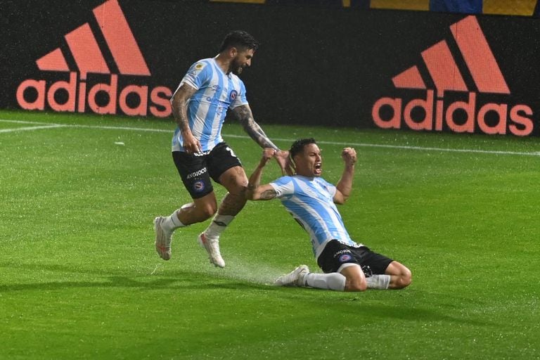 Matías Romero festeja su gol, el que le anotó de cabeza a Boca
