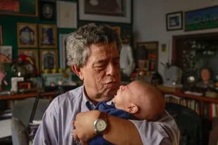  “Empiezo una nueva etapa, de coleccionar y de la vida", dice Bruzzone, a los 65 años; es padre de Manuel, de 32, y de Fermín, de dos meses
