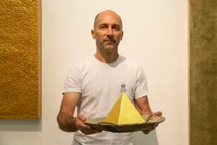Santiago Montoya y una de sus esculturas de chocolate con láminas de oro