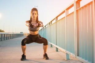 Entrenar con el propio peso corporal, potencia el desarrollo de la fuerza y evita lesiones a la hora de ejecutar los movimientos de la vida cotidiana 