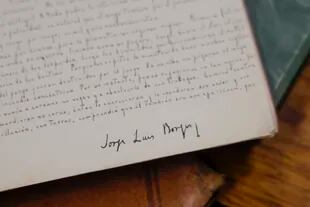 Los textos están titulados, firmados y en su mayoría fechados, escritos en tinta negra sobre hojas de cuadernos escolares, soporte habitual utilizado por Borges
