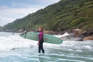 Alexia Litman es argentina y elige Praia Vermelha para surfear en Rosa.