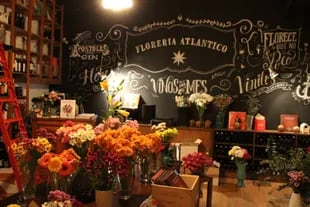 El bar, propiedad del maestro de bartenders Tato Giovannoni, le debe su nombre a su ubicación, en el subsuelo de una florería.