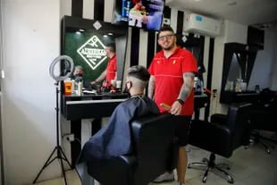 Desde su barbería en Lugano, Hernán Díaz cuenta que siempre votó al peronismo 