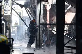 Bomberos combaten un incendio en una fábrica de galletitas de Lanús