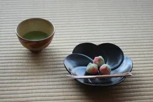 Un dulce típico para acompañar el matcha, llamado Chiyomigusa (que es otra forma de llamar a la flor de crisantemo). Está hecho a base de shiro-an (pasta dulce de porotos blancos) y la técnica para crearlo se llama "shibori".