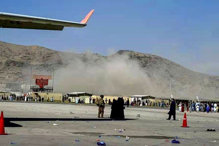 (210826) -- KABUL, 26 agosto, 2021 (Xinhua) -- Imagen tomada con un teléfono móvil del humo que emana cerca del lugar de una explosión en el Aeropuerto de Kabul, en Kabul, Afganistán, el 26 de agosto de 2021. Al menos 10 personas murieron y muchas otras resultaron heridas a causa de una explosión que ocurrió el jueves afuera del aeropuerto de Kabul, en la capital afgana, informaron medios de comunicación locales. (Xinhua/Str) (jg) (da) (vf)