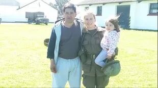 Adara Criado, junto a su hija de un año y su papá, quien es suboficial del ejército