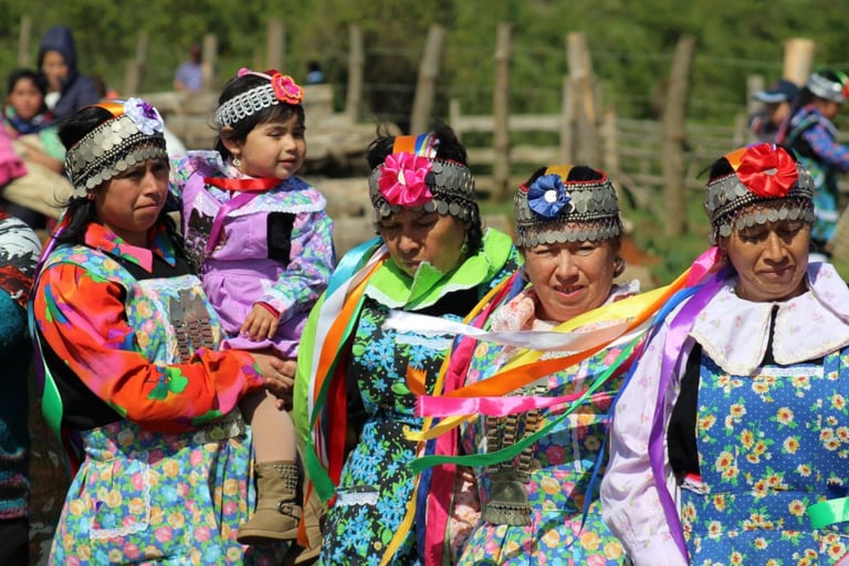 En Chile, este "renacimiento" de la lengua se ha intensificado después del estallido social de octubre de 2019, cuando la demanda mapuche se sintió fuerte en las calles