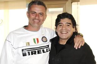 Maradona, junto con Mourinho, en una imagen de 2010. Se tenían mucho cariño