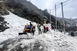 Murieron siete turistas y hay decenas desaparecidos tras una avalancha de nieve en el Himalaya