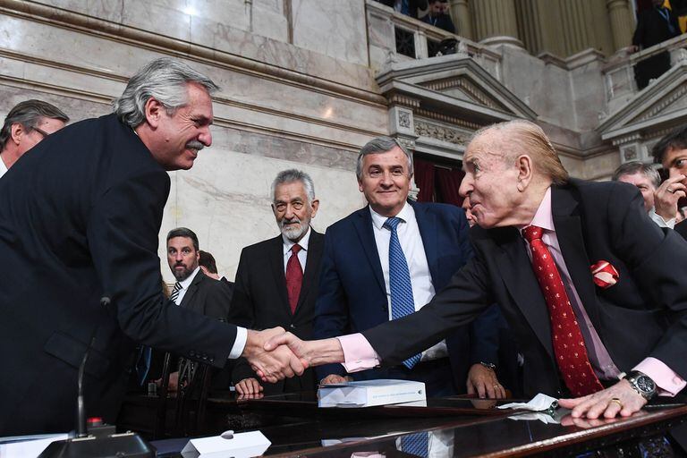 Carlos Menem saluda al presidente electo Alberto Fernández durante la apertura de sesiones ordinarias, el 1 de marzo de 2020