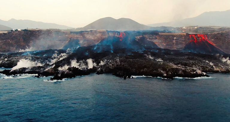 El delta generado sobre el mar, producto del contacto entre la lava volcánica y el agua, supera las 30 hectáreas (Handout / IEO-CSIC (Spanish Institute of Oceanography) / AFP)