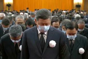 En esta imagen tomada de un video de CCTV de China, el presidente chino, Xi Jinping, dirige a otros funcionarios a hacer una reverencia durante un funeral formal por el difunto expresidente chino, Jiang Zemin