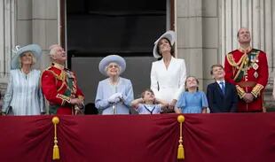De izquierda a derecha, Camilla, la duquesa de Cornualles; el príncipe Carlos; la reina Isabel II; el príncipe Luis; Kate, la duquesa de Cambridge; la princesa Charlotte; el príncipe Jorge y el príncipe Guillermo se reúnen en el balcón del Palacio de Buckingham, Londres, el 2 de junio de 2022. (Paul Grover, Pool Photo via AP)
