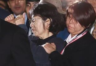 Fusako es escoltada por la policía en la estación de trenes de Tokio, luego de su arresto en Osaka, en noviembre de 2000