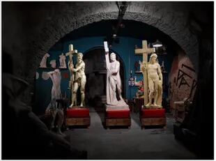 I tre Cristi del triangolo: (da destra a sinistra) il primo di Michelangelo, modello in gesso dello Spirito Santo, il secondo dell'architetto.