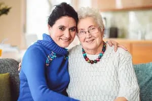 Los desafíos de lidiar con el envejecimiento de los padres (y cómo evitar conflictos)