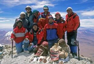 La expedición de 1999 junto a El Niño y La Doncella en el volcán Llullaillaco. Johan Reinhard es el que está a la derecha de Constanza. 