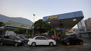 Se ven colas de autos por la escasez de gasolina en Venezuela