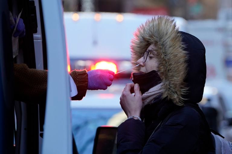 Una mujer se somete a una prueba de coronavirus en un sitio móvil de pruebas en Nueva York, el martes 11 de enero de 2022. (AP Foto/Seth Wenig)