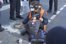 Es activista, se le pegó un pedazo de asfalto mientras protestaba y tuvieron que rescatarlo