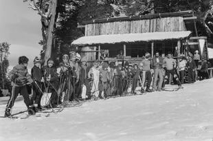 Imagen de la primera temporada de esquí, en 1978. Niños se preparan para aprender a esquiar.
