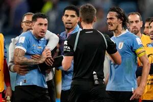 El enojo de Cavani: le dio una piña al VAR tras la eliminación de Uruguay