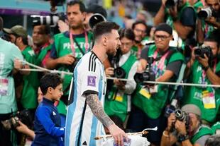 Ningún jugador de la Copa del Mundo atrae más atención que Lionel Messi; las prácticas argentinas son las más concurridas y los fotógrafos se amontonan por tener una imagen suya
