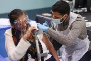 Más de 24 millones de personas recibieron una dosis de la vacuna de coronavirus en Reino Unido