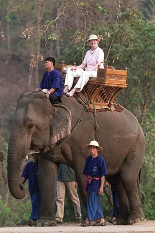 En febrero de 2001, durante una visita de Estado a Tailandia, Margarita II monta en un elefante en el Centro de Conservación de Elefantes de Chiang Mai.