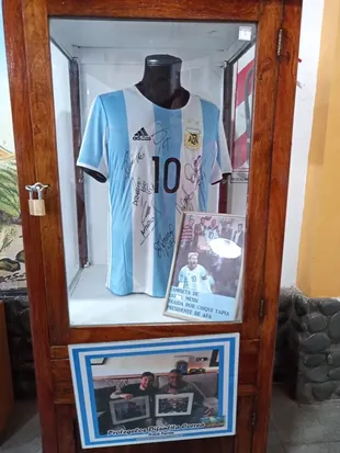 En el santuario de la Difunta Correa se exhibe una camiseta firmada por los jugadores.