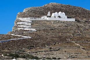 Un único camino lleva a la cima del acantilado donde se encuentra Folegandros, en el archipiélago de Las Cícladas, en Grecia, que aportó dos pueblos al ránking de los 10 más hermosos de Europa