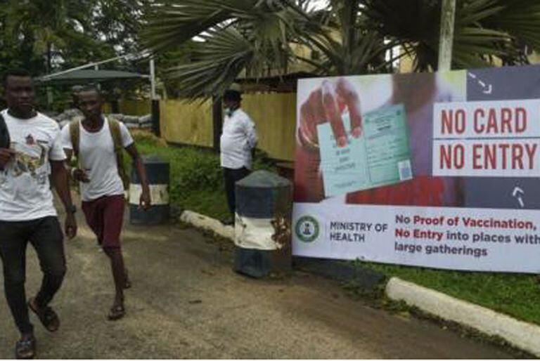 El gobierno de Nigeria exige prueba de vacunación para entrar a algunos edificios públicos.