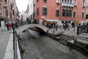 Una vista de un canal seco durante una marea baja en Venecia, Italia, el martes 21 de febrero de 2023