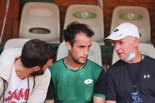 Nicolás Kicker, tras ganar el título en Villa María, charlando con su padre, Ricardo, quien le enseñó a jugar al tenis y volvió a acompañarlo a un torneo. 