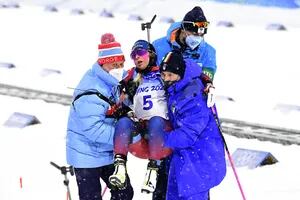 El colapso de una atleta en el final del biatlón femenino en los Juegos Olímpicos de Invierno